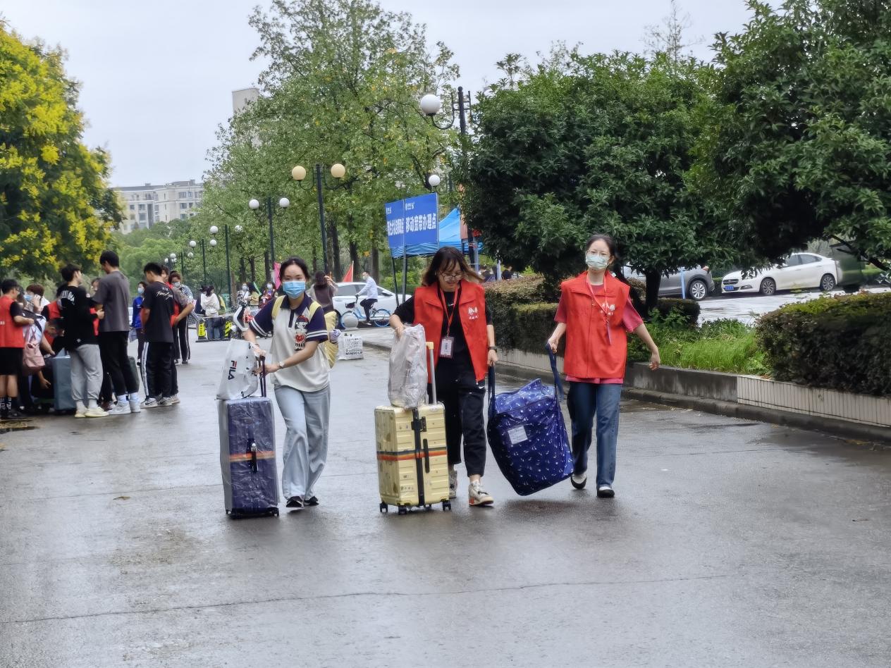 澳门金沙娱乐场
志愿者帮新生搬运行李