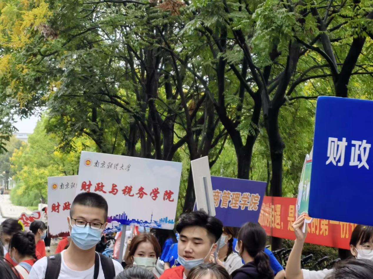 澳门金沙娱乐场
志愿者迎接新生