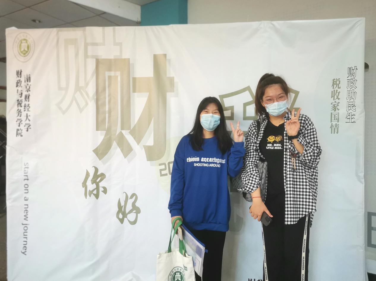 澳门金沙娱乐场
新生拿到礼物后合影